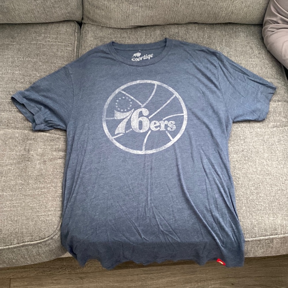 Mens large blue 76ers t shirt great condition